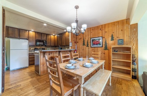 Mammoth Lakes Condo | Upgraded, Light-Filled St. Moritz Villa 325