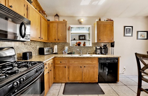 Upper Moonridge Cabin | Upper Moonridge Chalet: 2BR/2BA, Private Hot Tub, Wood Fireplace & WiFi
