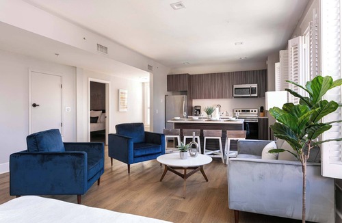 Gaslamp Quarter Bed & Breakfast | Upscale 2BR Walk to Gaslamp Hotspots | Sleeps 5!