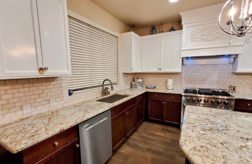 Clovis House | Upscale Modern Home★ King Bed★ Garage Parking★ Sanitized★ Long Stays
