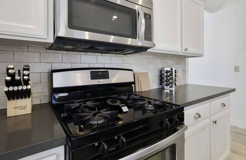 Visalia House | Uptown Villa with backyard BBQ & Chimenea!