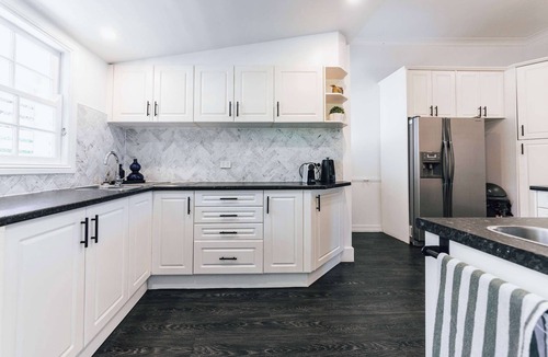 Newtown House | Urban Getaway Top Floor - 4BR/4BA, Sauna, Ipswich