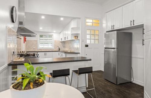 Newtown House | Urban Getaway Top Floor 4BR 4BA, AC, Sauna, Ipswich