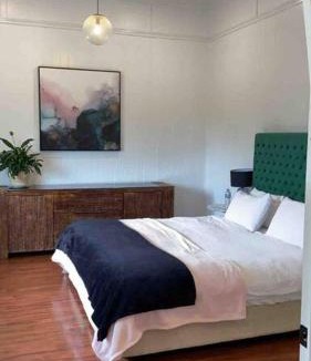 Newtown House | Urban Getaway Top Floor 4BR 4BA, AC, Sauna, Ipswich