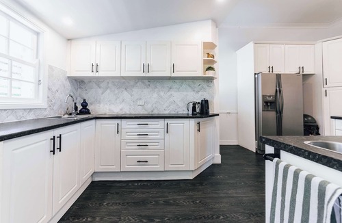 Newtown House | Urban Getaway Whole Home - 6BR/5BA, Sauna, Ipswich