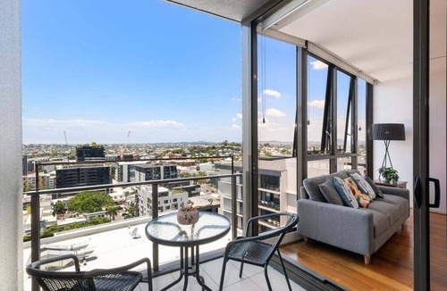 Newstead Apartment | Urban Lifestyle 2BR Apt/Convenient Location/Free Parking