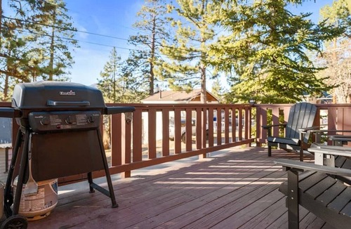 Big Bear Lake House | Ursa Minor Cabin | BBQ | Fire Pit on Deck | Max 4