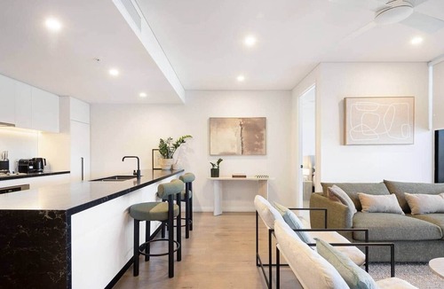 Fortitude Valley Apartment | Utopia Deluxe Suite | 25th Floor Views, Pool & Gym