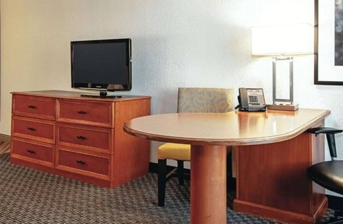 Guasti House | Vacation Day Is Always A Great Idea! Pet-friendly Unit. Close to Victoria Garden