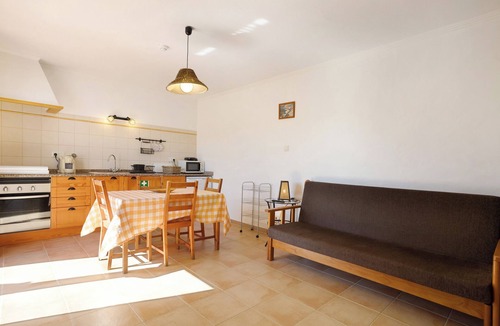 Camarate House | Vacation Home Monte do Tanoeiro - Casa Tonel with Wi-Fi & Garden