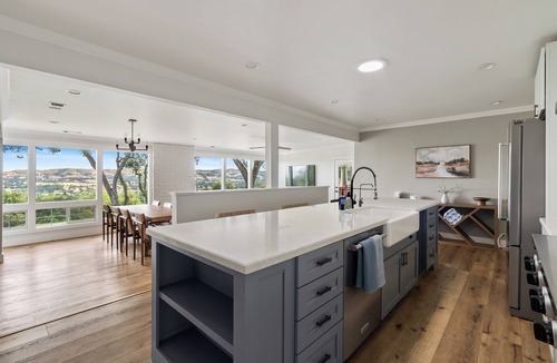 Atascadero House | Valley View | Hot Tub, Game Room, Fire pit, EV