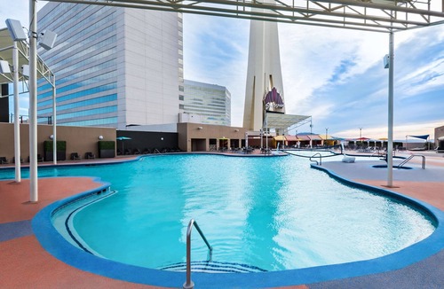 Gateway District Hotel | Value Accommodation! 2 Great Units, Pool, Casino, Onsite Parking, Game Room!