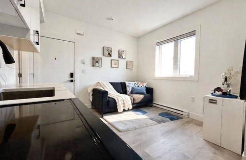 Fraserview House | Vancouver Katherine 2BD 2BA Laneway Home