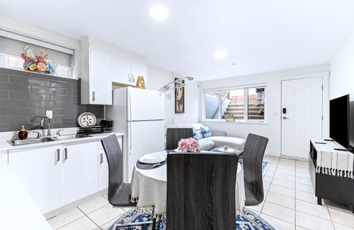 Sunset Apartment | Vancouver Nest | Cozy 2BR Retreat + Bonus Room Sleeps 6 Free Parking