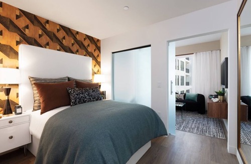 Menlo Park Hotel | Vasara Menlo Park: 2BR Retreat with Upscale Features
