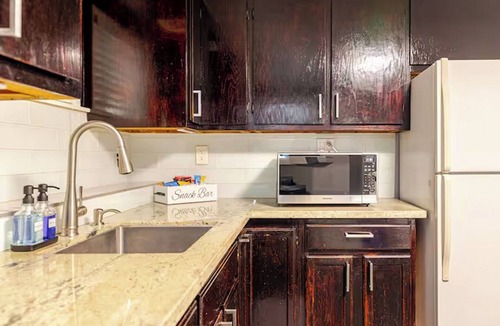 Oakland Apartment | Victorian Retreat 2Bed/1Bath, Parking, Game Room
