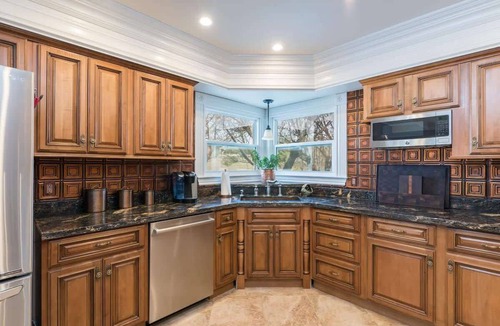 Paso Robles House | ViCTORIAN ViLLA-Hot Tub, Pool Table, Fabulous Yard