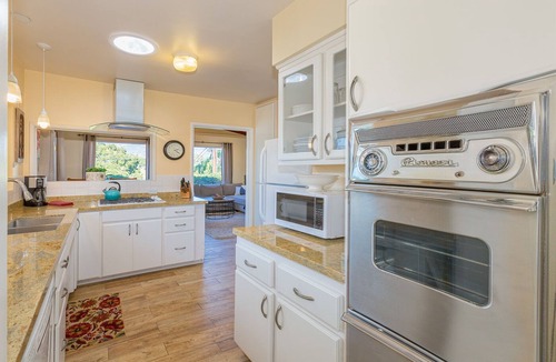 Alta Mesa House | Views, Ocean/Mountain, Hot Tub, AC, Walk to Mesa Village, Gated Yard