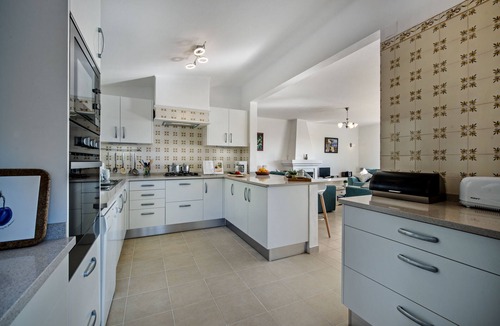 Silves Villa | Villa Susana ~ Heated Pool* ~ Fast Wi-fi ~ 6 + 4 cots - Booking 2027 & 2028 NOW!