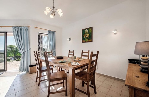 Silves Villa | Villa Susana ~ Heated Pool* ~ Fast Wi-fi ~ 6 + 4 cots - Booking 2027 & 2028 NOW!