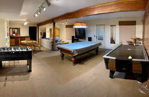 Mariposa House | Villa Alta Vista at Yosemite- Mtn Views, Game Room, Pool Table, Deck, Sleeps 10+