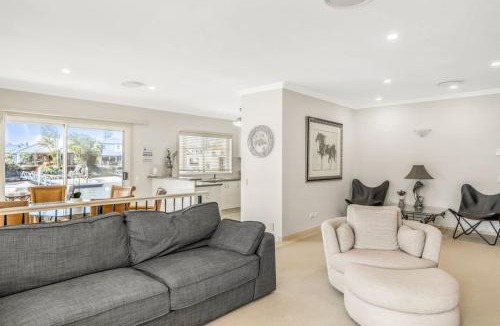 Runaway Bay House | Villa by the Canal - Runaway Bay