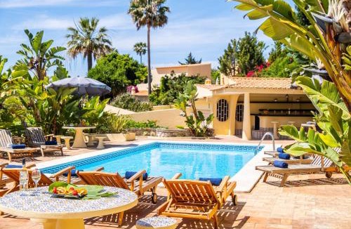 Montechoro Villa | Villa Crisandra - com piscina aquecível, em Albufeira