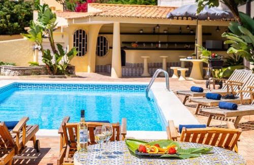 Montechoro Villa | Villa Crisandra - com piscina aquecível, em Albufeira