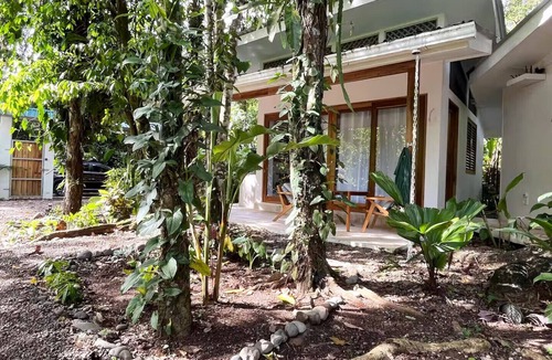 Chiguata Ski Chalet | Villa Guaitil – Cozy Jungle Bungalow in Playa Chiquita