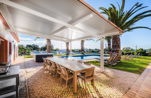 Albufeira Villa | Villa 'Las Rosas' with Private Pool, Wi-Fi and Air Conditioning