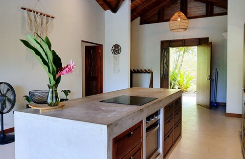 Limon House | Villa Paraíso 3 bed, 2 bath w/pool and AC-15 min from Punta Uva
