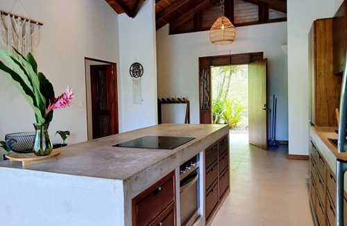 Limon House | Villa Paraíso 3 bed, 2 bath w/pool and AC-15 min from Punta Uva