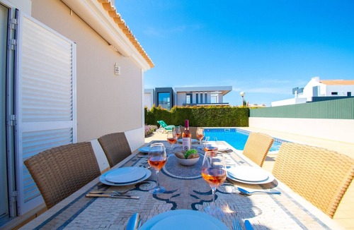 Mato Serrao Villa | Villa Perola, 3 bed villa walking distance of Carvoeiro, quiet location