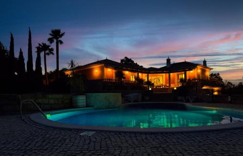 Sao Bras de Alportel Villa | Villa Topázio - 4 Bedrooms, Private Pool, Jacuzzi, Airco & Sea Views!