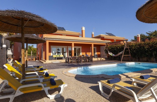 Branqueira Villa | Villa w/heatable pool, BBQ & games room