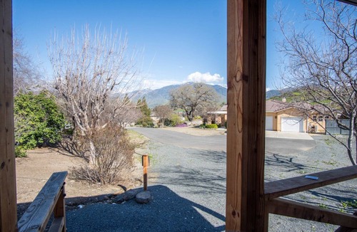 Springville Cabin | Villeta Giallo! Cozy Cabin close to Sierra's, lake and 18 hole golf course!
