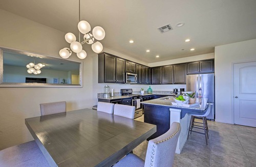 Visalia Cottage | Visalia Home w/Yard: 4 Mi to Downtown!