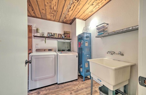 Arnold Cottage | Walk Downtown: Arnold Cabin w/Large Deck!