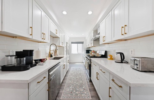 Arcadia House | Walk to Arcadia Mall Townhome4 Bed + Private Baths