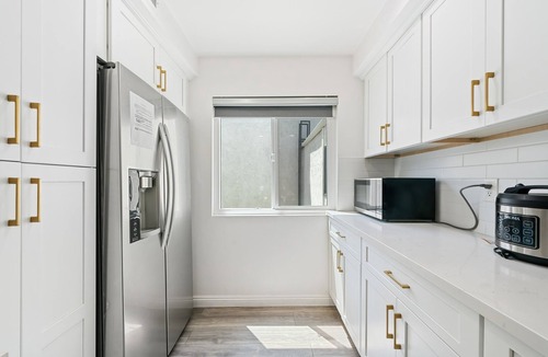 Arcadia House | Walk to Arcadia Mall Townhome4 Bed + Private Baths