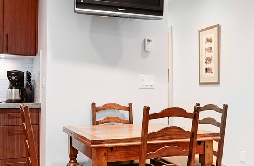 West Point Grey Apartment | Walk to Beach! Super cute 2 bedroom suite in Point Grey