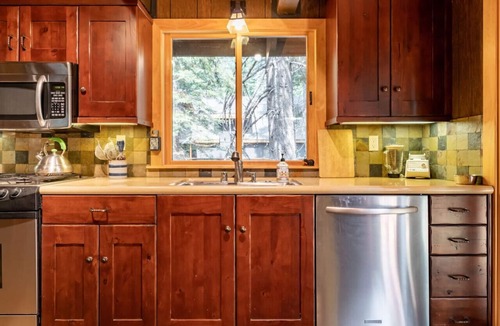 Homewood House | Walk to Lake West Shore Cabin Hot Tub DogOK EVplug