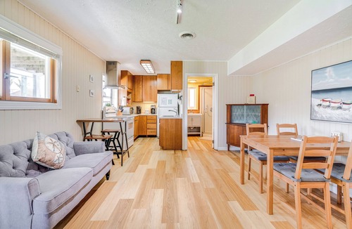 Half Moon Bay Apartment | Walk to Poplar Beach: Cozy Coastal Getaway w/Yard