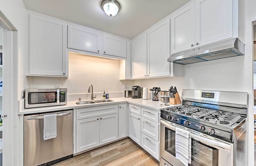 Old Poway Cottage | Walk to Poway Farmers' Market: Family Retreat!