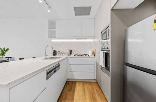 Woolloongabba Apartment | Walk to The Gabba | Stylish with Rooftop Views