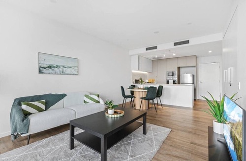 Woolloongabba Apartment | Walk to The Gabba | Stylish with Rooftop Views