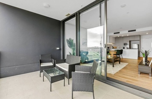Woolloongabba Apartment | Walk to The Gabba | Stylish with Rooftop Views