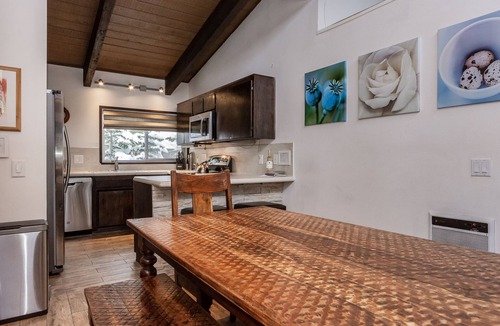 Mammoth Lakes House | Walk to Village Gondola. Updated 4BR 3 Bath for 2 families. Sleep 10. Fireplace.