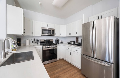 Little Tokyo Condo | Walkable DTLA Condo w/Rooftop Views, Coffee Bar, Workstation, Security, & More