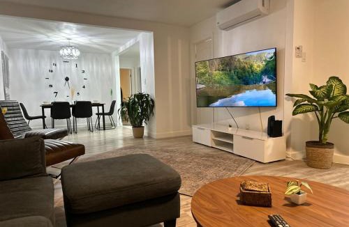 Lennox House | Walkable to SoFi, Intuit Dome, Kia Forum World Cup
